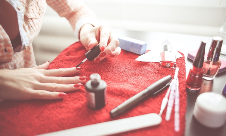 Czego potrzebujesz, by wykonać manicure hybrydowy?