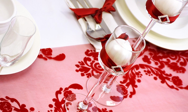 Dekoracja stołu weselnego - na co zwrócić uwagę?